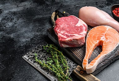 Ingredientes crudos de pollo, carne y pescado contaminación cruzada