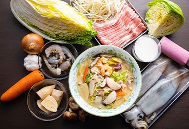 Col, tocino, zanahoria, camarones y brotes de soya son ingredientes del yakisoba 