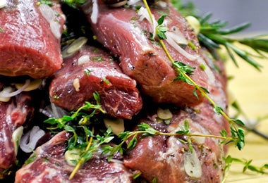 Carne de cordero marinada para usar en un kebab turco.