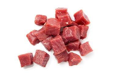 La carne del kebab turco se suele cortar en dados.