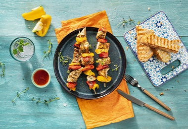 Kebabs con carne y vegetales en pincho