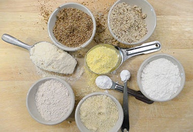 Distintos tipos de levaduras, harinas e ingredientes de repostería. 