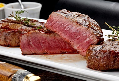 Carne asada con el centro rojo. La preparación de este alimento es común en los libros de cocina.