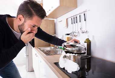 Un hombre que ahora debe limpiar la cocina