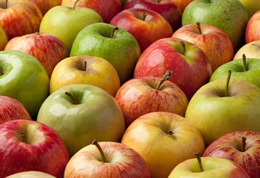 Manzanas verdes y rojas para hacer postres 