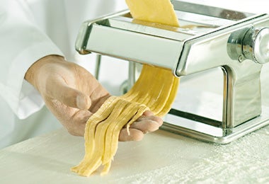 Máquina para hacer pasta fresca para crear recetas con tallarines 