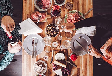 Mesa con tabla de quesos y carnes frías  