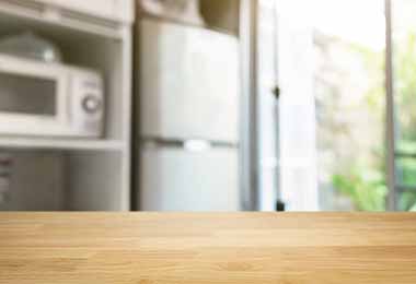 Vista de una nevera y un microondas en una cocina