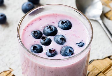 Smoothie de arándanos o moras azules.