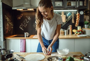 Mujer aprendiendo a cocinar 