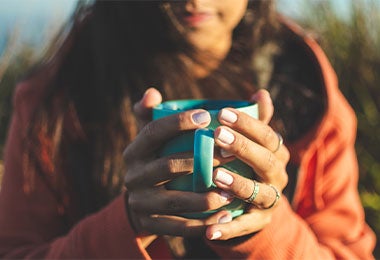 Mujer preparada para disfrutar de una buena taza de aguapanela en la mañana