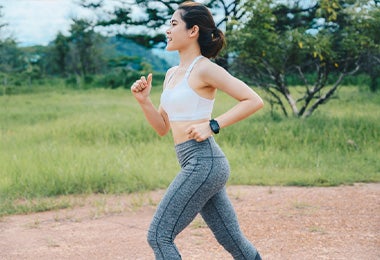 Una mujer haciendo deporte para tener un buen manejo del estrés