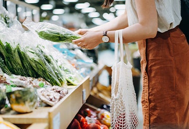 Mujer eligiendo hortalizas en supermercado clasificación alimentos  