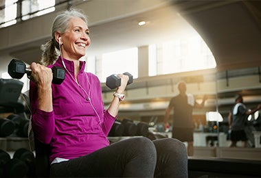 Una mujer haciendo entrenamientos de fuerza en el gimnasio