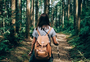 Una mujer haciendo Geo-Trekking como deporte popular nuevo