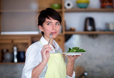 Mujer probando plato con sabor umami  