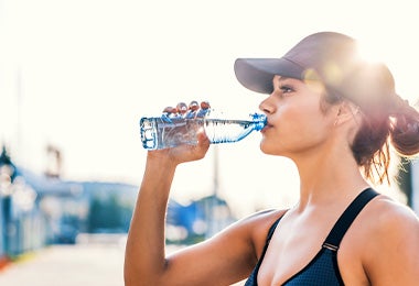  Mujer tomando agua qué comer después de hacer ejercicio 