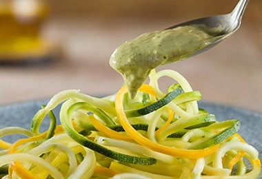 Veggie noodles con salsa de pesto. 