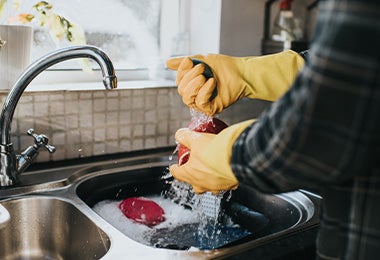 Puedes lavar la olla a presión eléctrica al igual que otros utensilios de acero inoxidable.