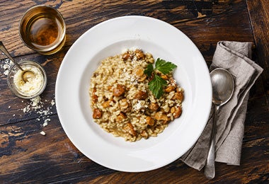 Un risotto cocinado en una olla a presión eléctrica.