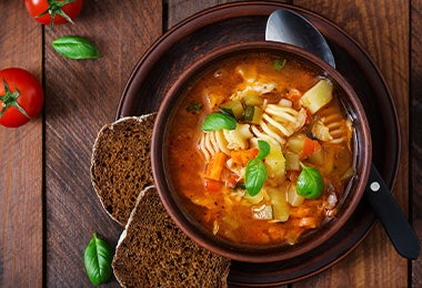 Sopa preparada en una olla de cocción lenta. 