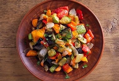 Verduras preparadas en una olla de cocción lenta. 