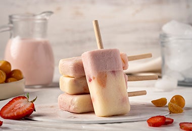 Paletas de yogurt y fresas receta postres balanceados 