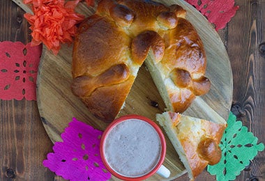 Pan de muerto tradicional dulce para celebrar Día de los difuntos