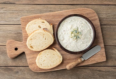 Pan y dip de gorgonzola para agregar en tabla de quesos  