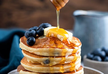 Pancakes de arándanos y miel en desayuno sorpresa para mamá 
