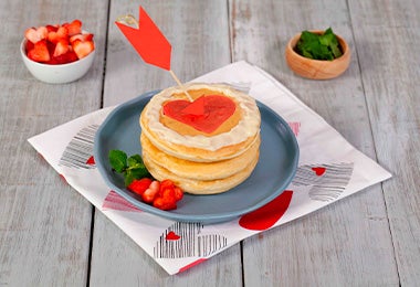 Pancakes con fresas y una flecha, desayuno para San Valentín 