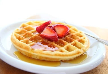 Waffles balanceados con frutillas.