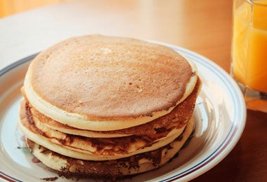 Pancakes caseros hechos con batidora manual.