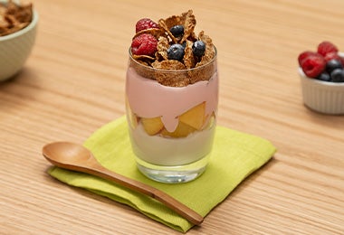 Parfait de yogurt griego, durazno, chai y Leche Condensada LA LECHERA® 