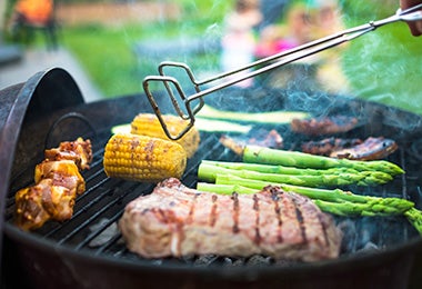 Parrillada con carne y verduras para cocinar a la leña