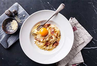 pasta-carbonara-y-huevo-como-alimentos-con-omega3