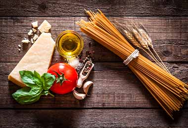 Tomate, aceite y queso para preparar pasta