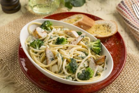 Pasta con pollo y brocoli