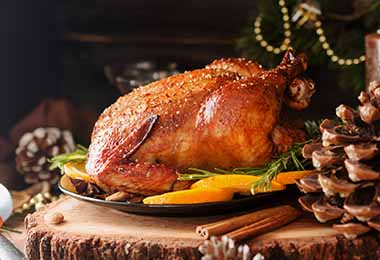 Pavo de cena en mesa decorada para navidad