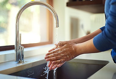 Persona lavándose las manos contaminación cruzada 