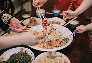 Personas sirviendo platos en la mesa receta kimchi 