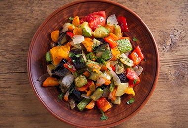 Ensalada con pimientos y otras verduras.