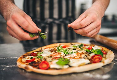 Pizza con salsa marinara italiana, tomate cherry y queso de búfala