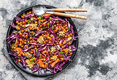 Plato de ensalada con garbanzos crocantes 