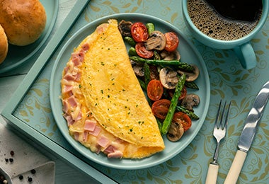 Plato de omelette con ensalada de espárragos  