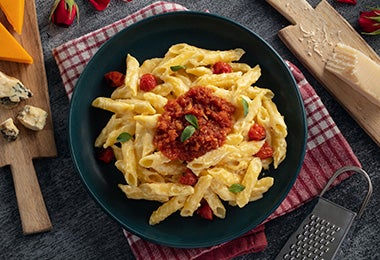 Plato de pasta con clases de salsas de tomate