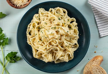 Plato de pasta fetuccini, receta de comida italiana    