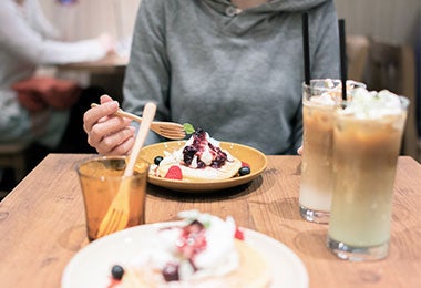 Una persona come el postre preparado por el anfitrión.