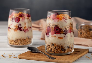 Postre en vaso con frutas y cereales. 