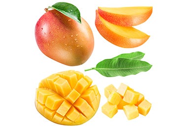 Mango entero, en rebanadas y en cubos para decorar un postre. 